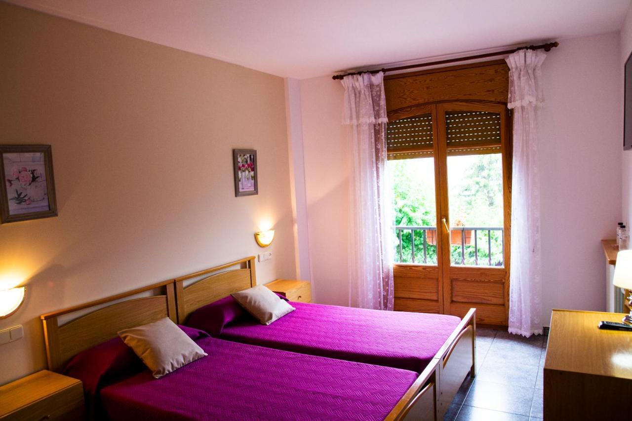 Hostal Montserrat مونتسيني المظهر الخارجي الصورة
