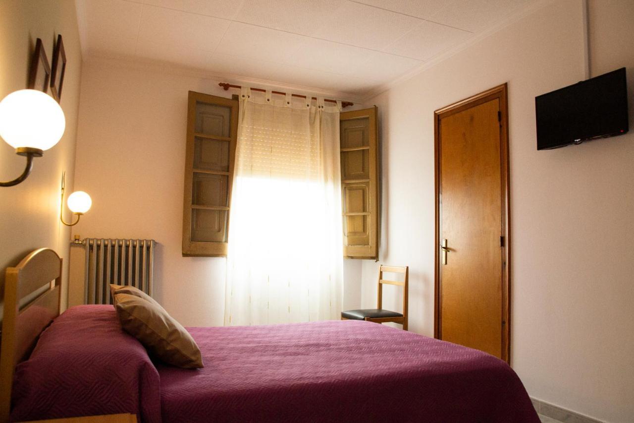 Hostal Montserrat مونتسيني المظهر الخارجي الصورة