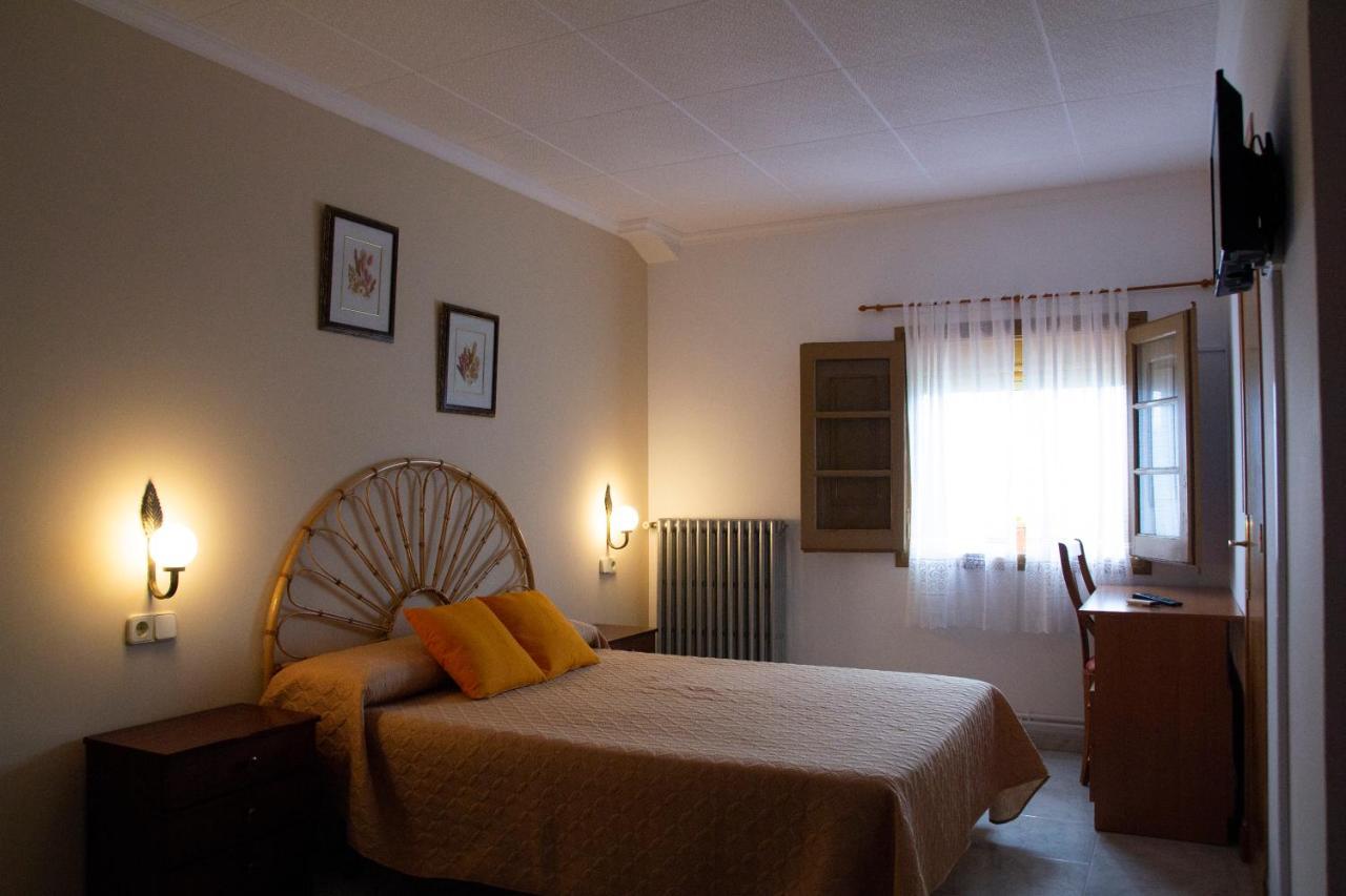 Hostal Montserrat مونتسيني المظهر الخارجي الصورة