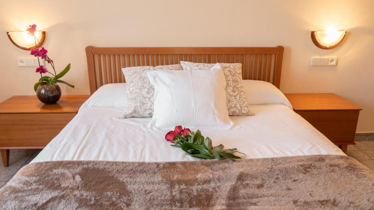 Hostal Montserrat مونتسيني المظهر الخارجي الصورة