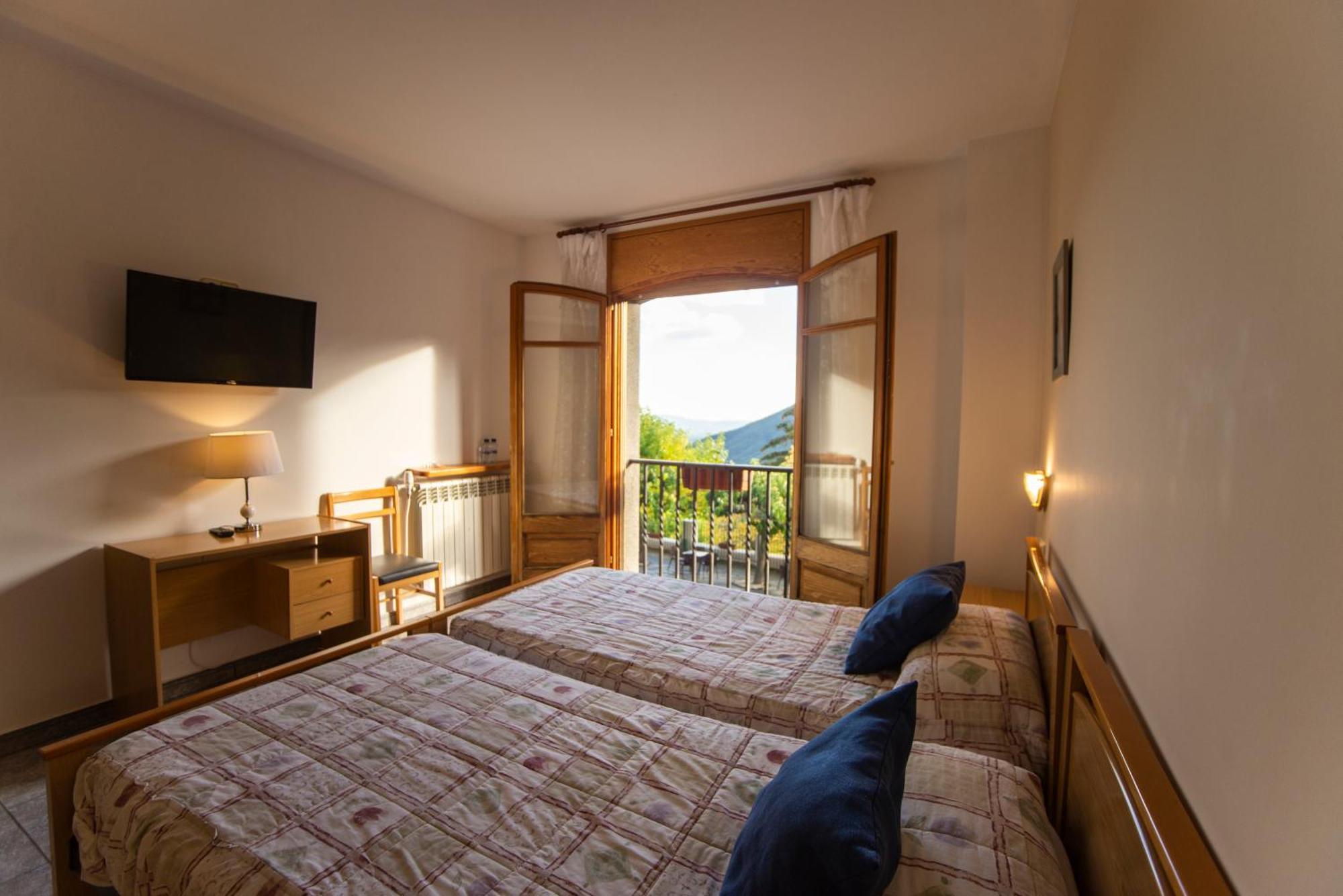 Hostal Montserrat مونتسيني المظهر الخارجي الصورة