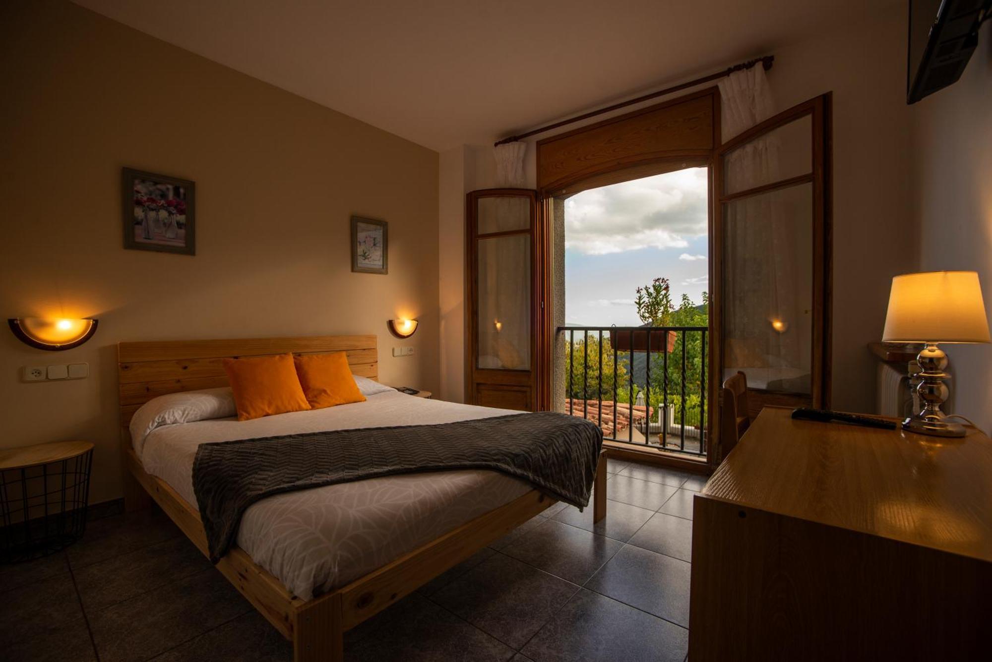 Hostal Montserrat مونتسيني المظهر الخارجي الصورة