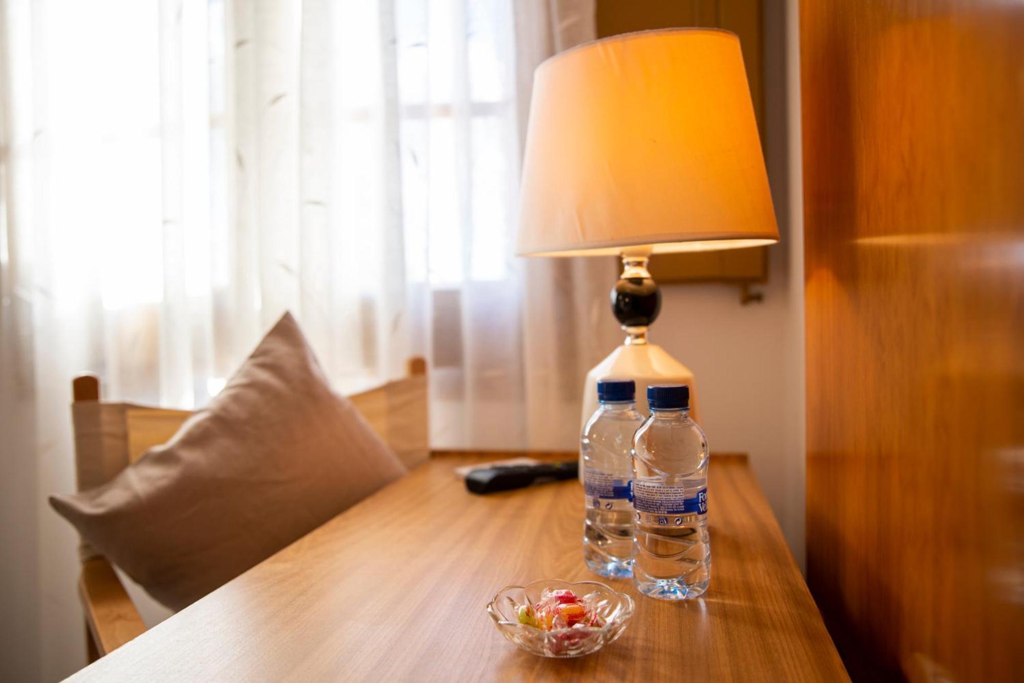 Hostal Montserrat مونتسيني المظهر الخارجي الصورة