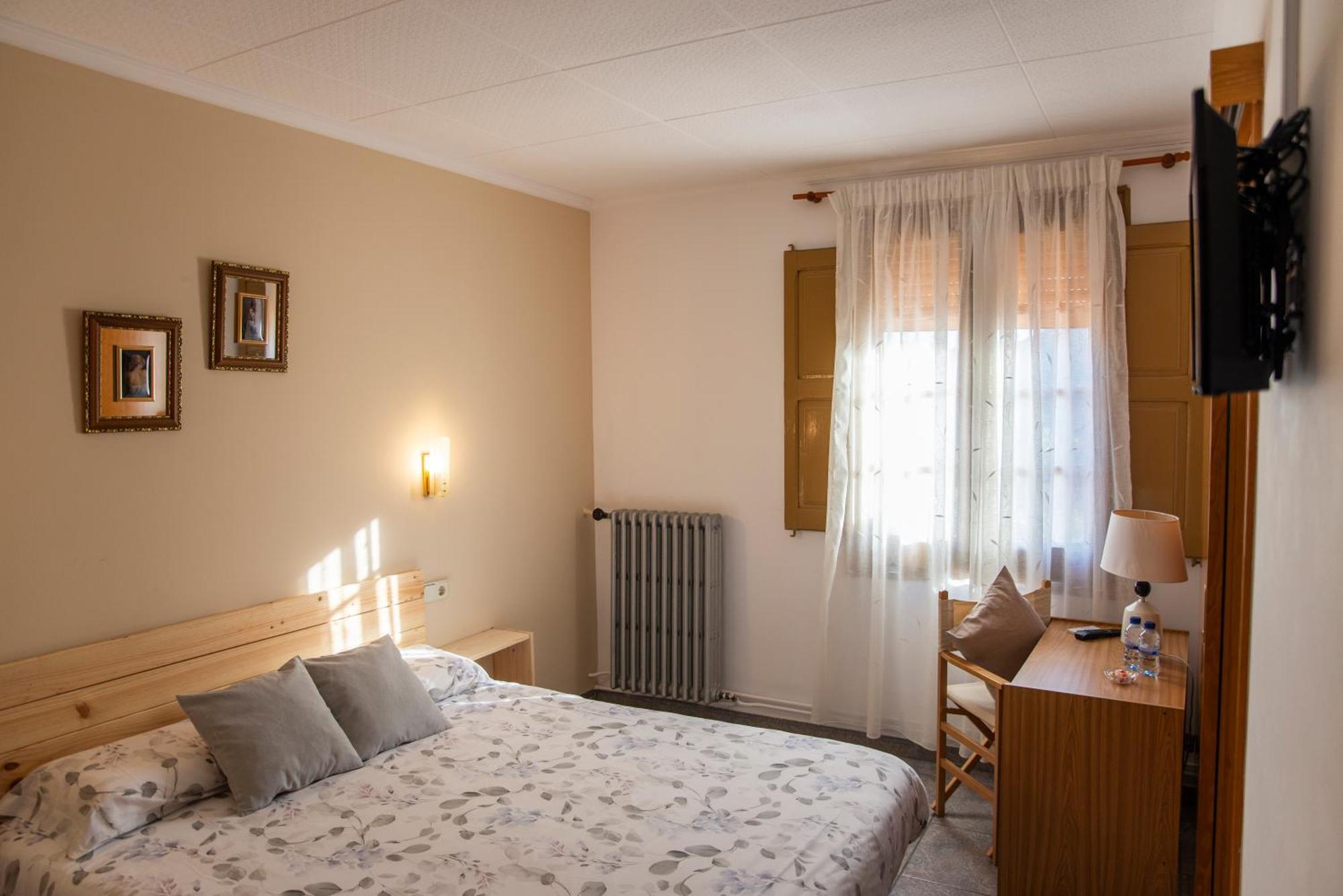 Hostal Montserrat مونتسيني المظهر الخارجي الصورة