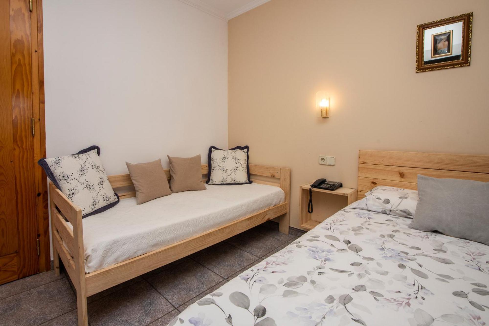 Hostal Montserrat مونتسيني الغرفة الصورة