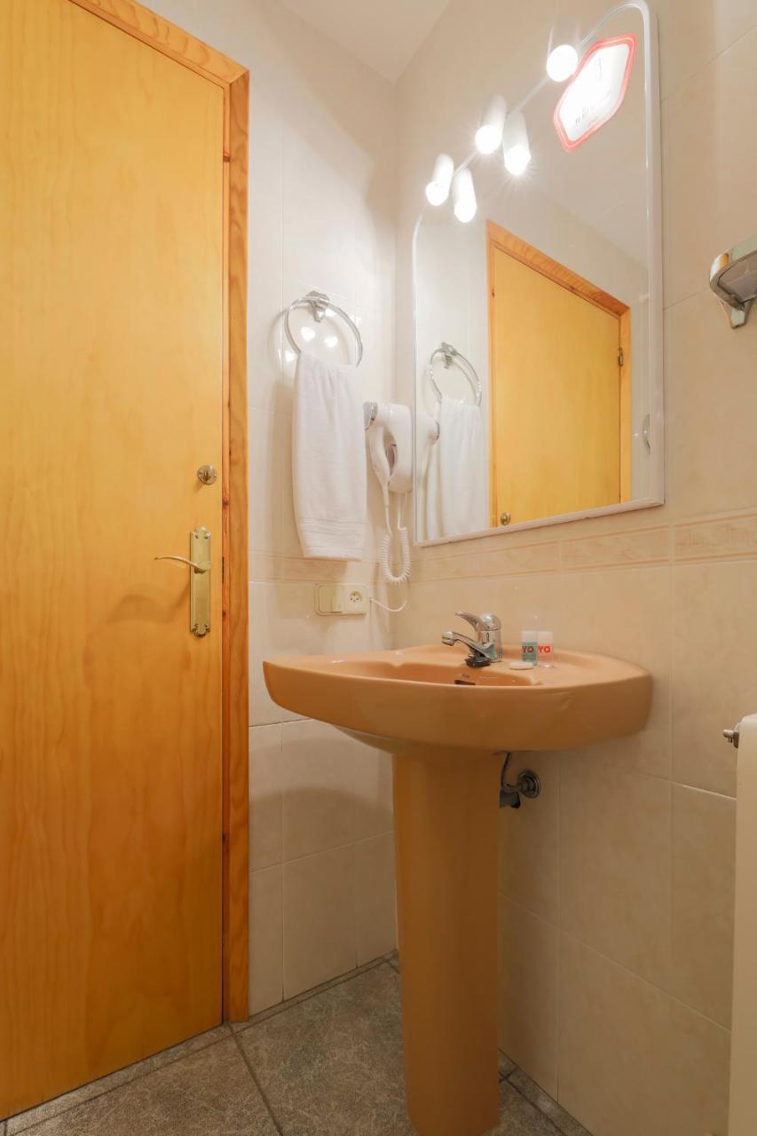 Hostal Montserrat مونتسيني المظهر الخارجي الصورة