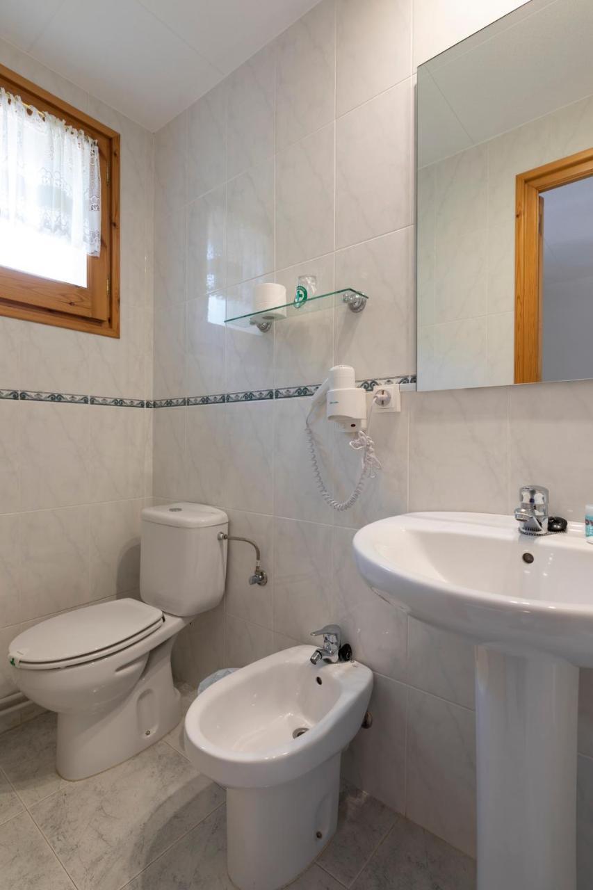 Hostal Montserrat مونتسيني المظهر الخارجي الصورة