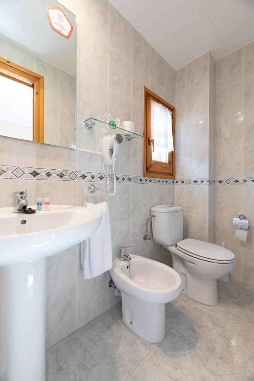 Hostal Montserrat مونتسيني المظهر الخارجي الصورة